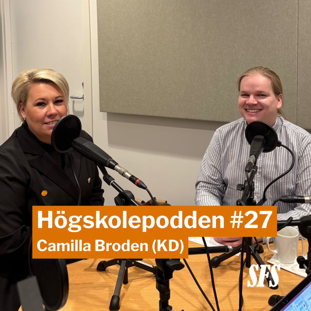SFS ordförande Rasmus Lindstedt och riksdagsledamot Camilla Brodin sitter bredvid varandra framför varsin mikrofon.