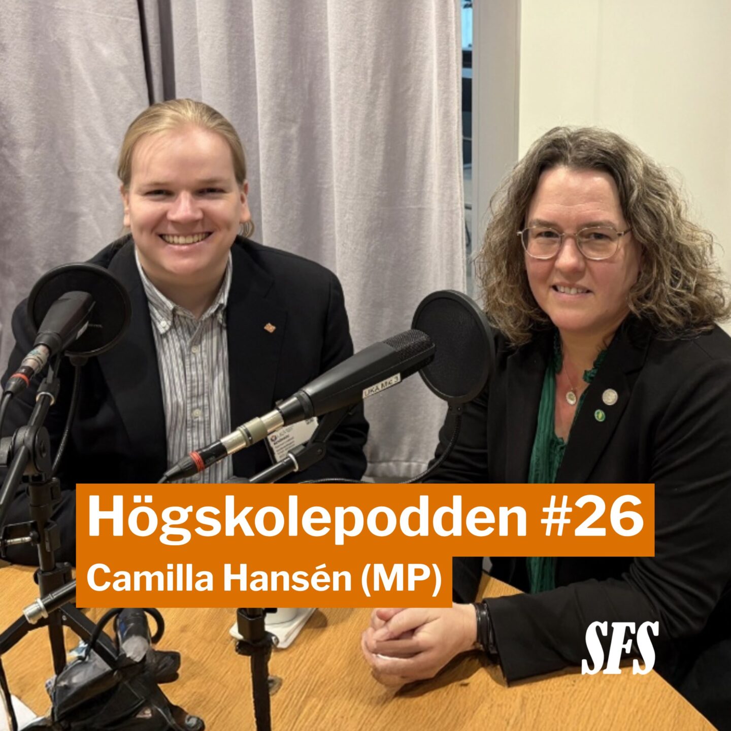 SFS ordförande Rasmus Lindstedt och riksdagsledamot Camilla Hansén sitter bredvid varandra vid varsin mikrofon.
