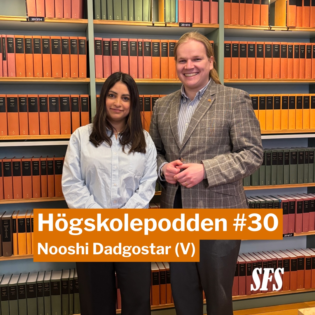 Vänsterpartiets partiledare Nooshi Dadgostar och SFS ordförande Rasmus Lindstedt står bredvid varandra och tittar in i kameran.